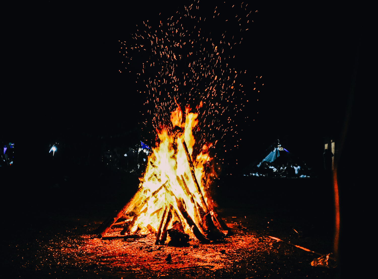 Night time show of a firepit - best way to stack wood in fire pit